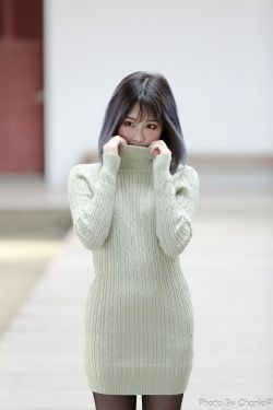 扒美女衣服从腿摸到胸视频